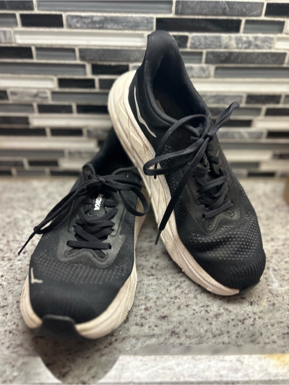 Hoka Arahi 7 womens black and White Running Shoes size 8